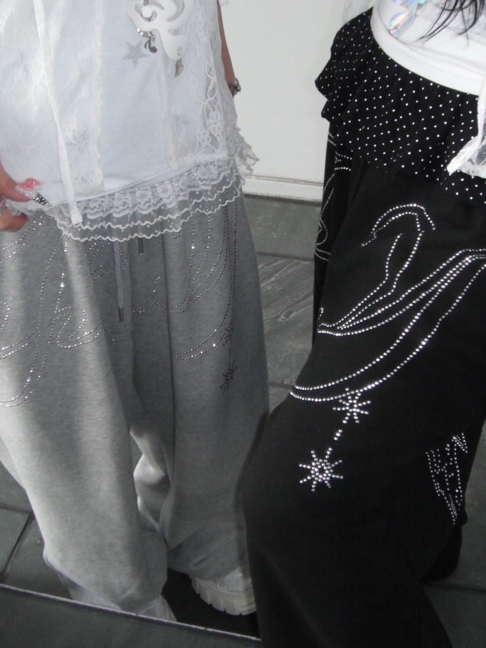 ホワイト系のTシャツ/カットソー、ブラック系のTシャツ/カットソー、ホワイト系のTシャツ/カットソーを着用したレディースの秋コーディネートの5枚目の写真