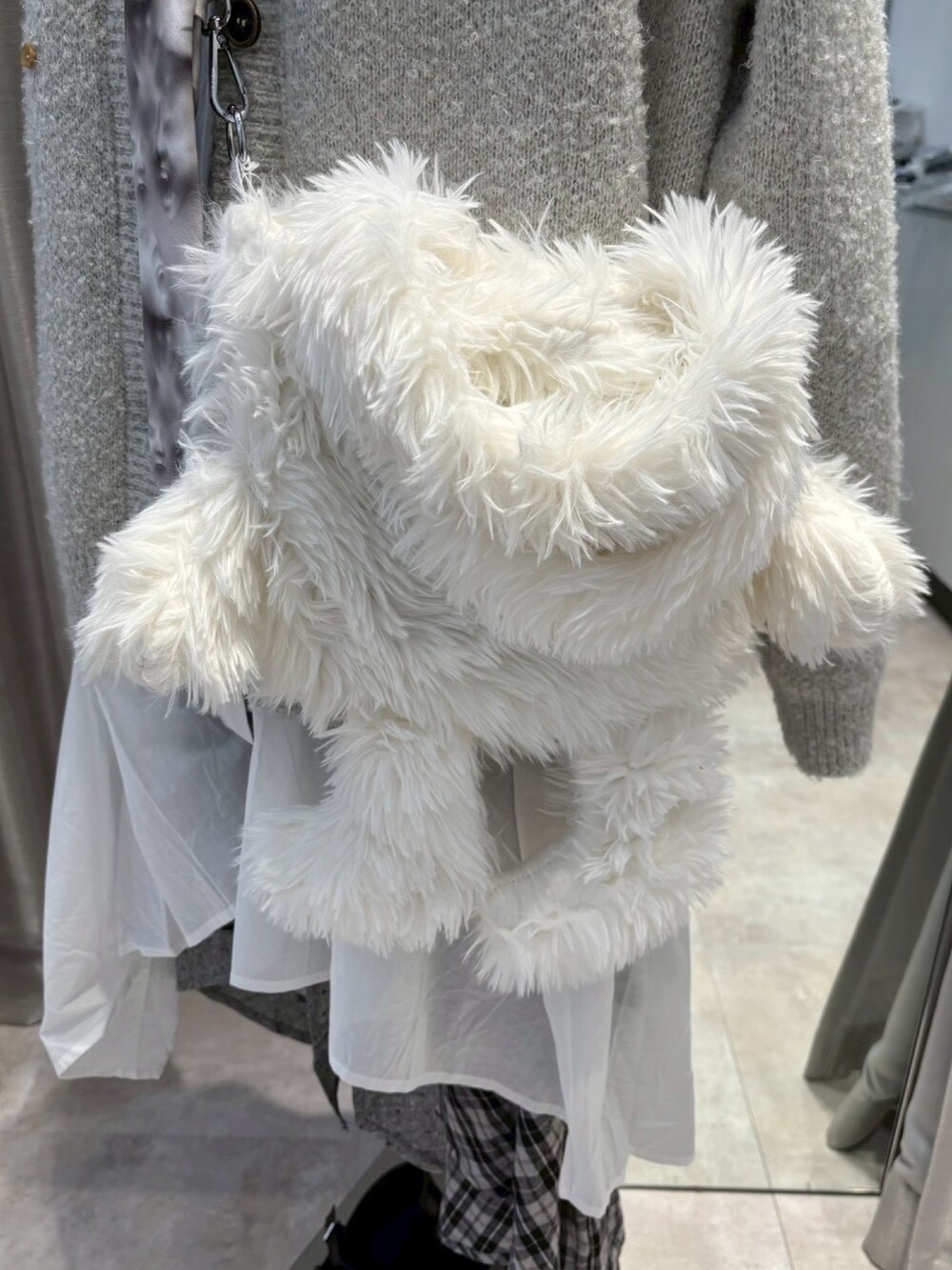 ホワイト系のショルダーバッグ、ホワイト系のネックレスを着用したレディースの秋コーディネートの4枚目の写真