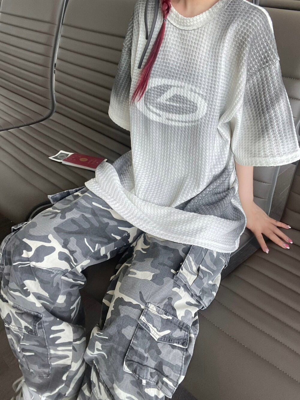 ホワイト系のTシャツ/カットソー、グレー系のキャップを着用したレディースの夏コーディネートの3枚目の写真