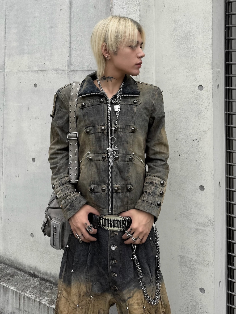 グレー系のデニムパンツ、シルバー系のネックレス、シルバー系のネックレスを着用したメンズの秋コーディネートの4枚目の写真