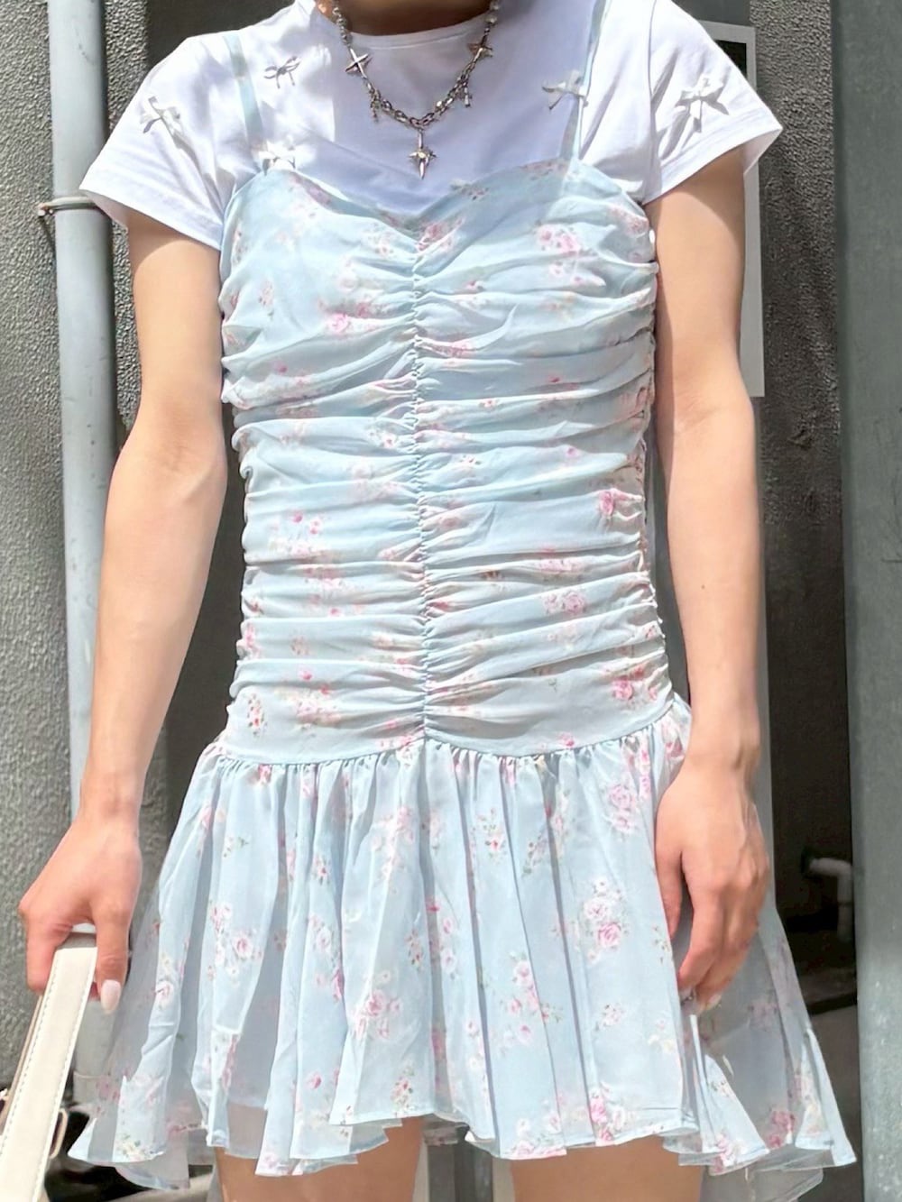 ブルー系のワンピース、シルバー系のネックレス、ホワイト系のソックス/靴下を着用したレディースの春コーディネートの3枚目の写真