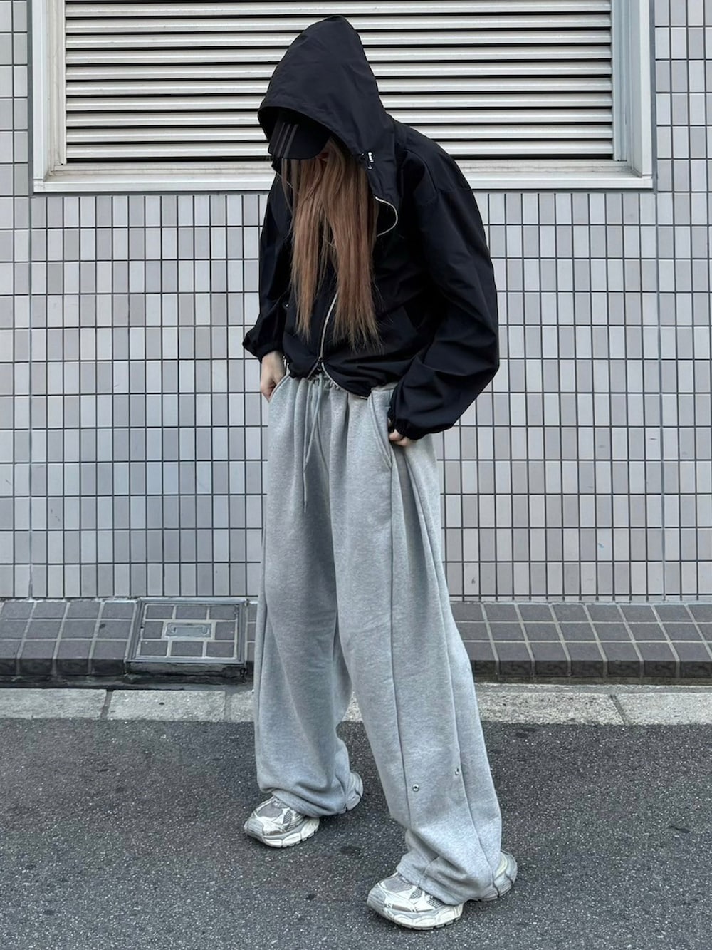 ブラック系のブルゾン、グレー系のスウェットパンツを着用したメンズの春コーディネートの2枚目の写真