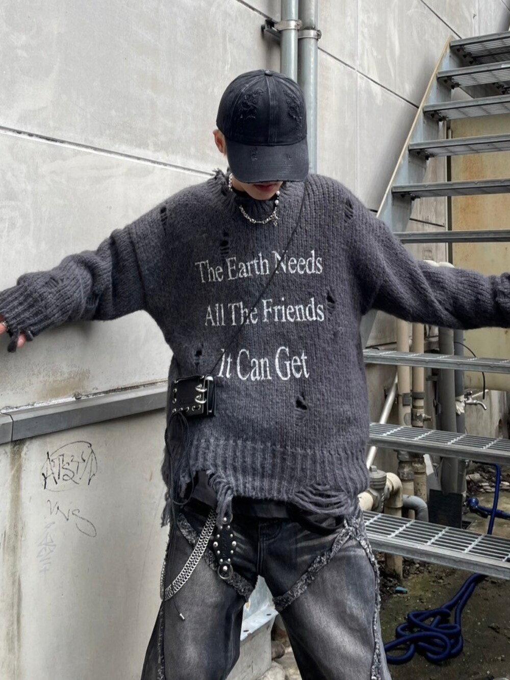 グレー系のニット/セーター、ブラック系のキャップを着用したメンズの秋コーディネートの3枚目の写真