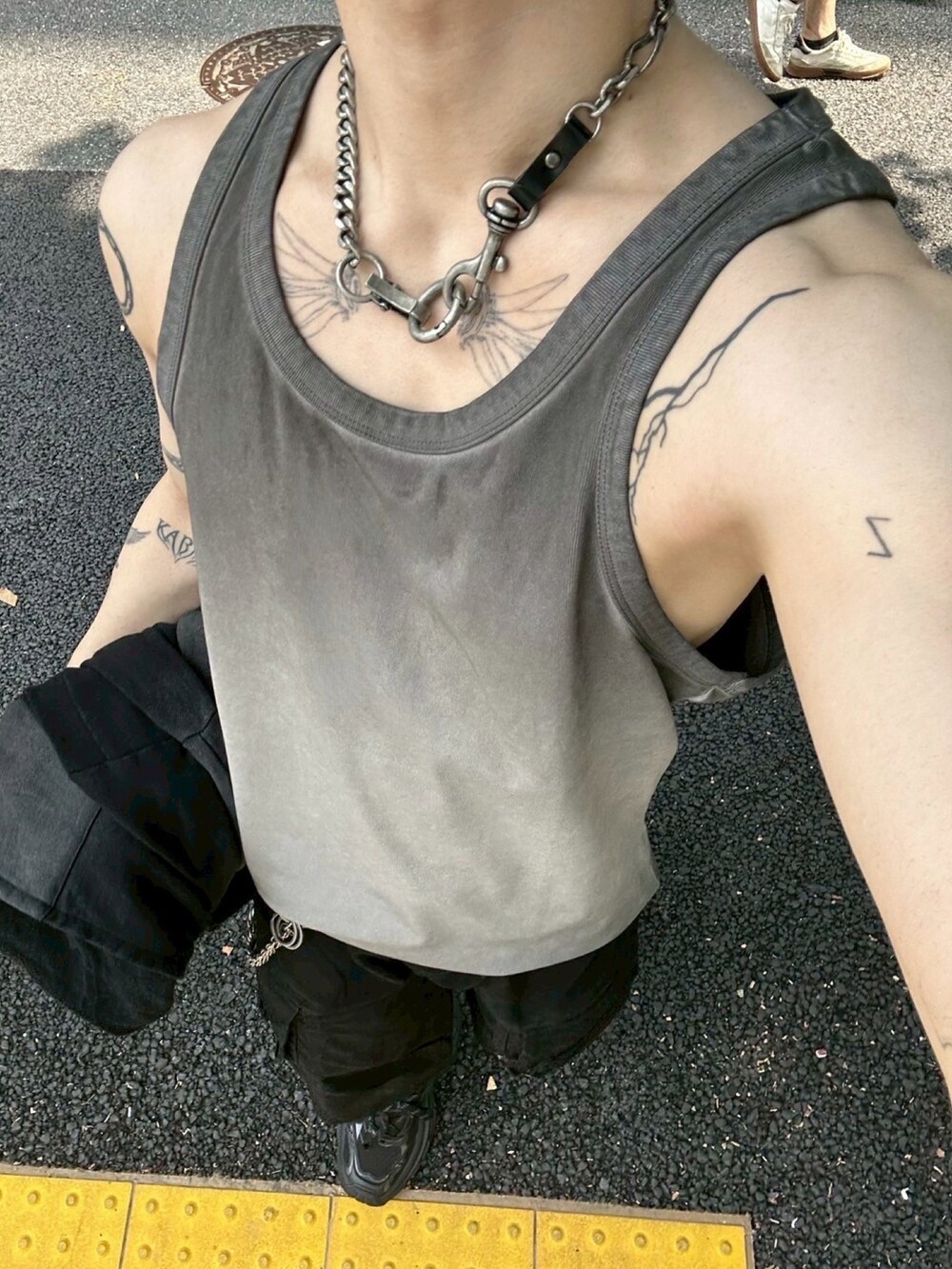 グレー系のタンクトップを着用したメンズの秋コーディネートの4枚目の写真