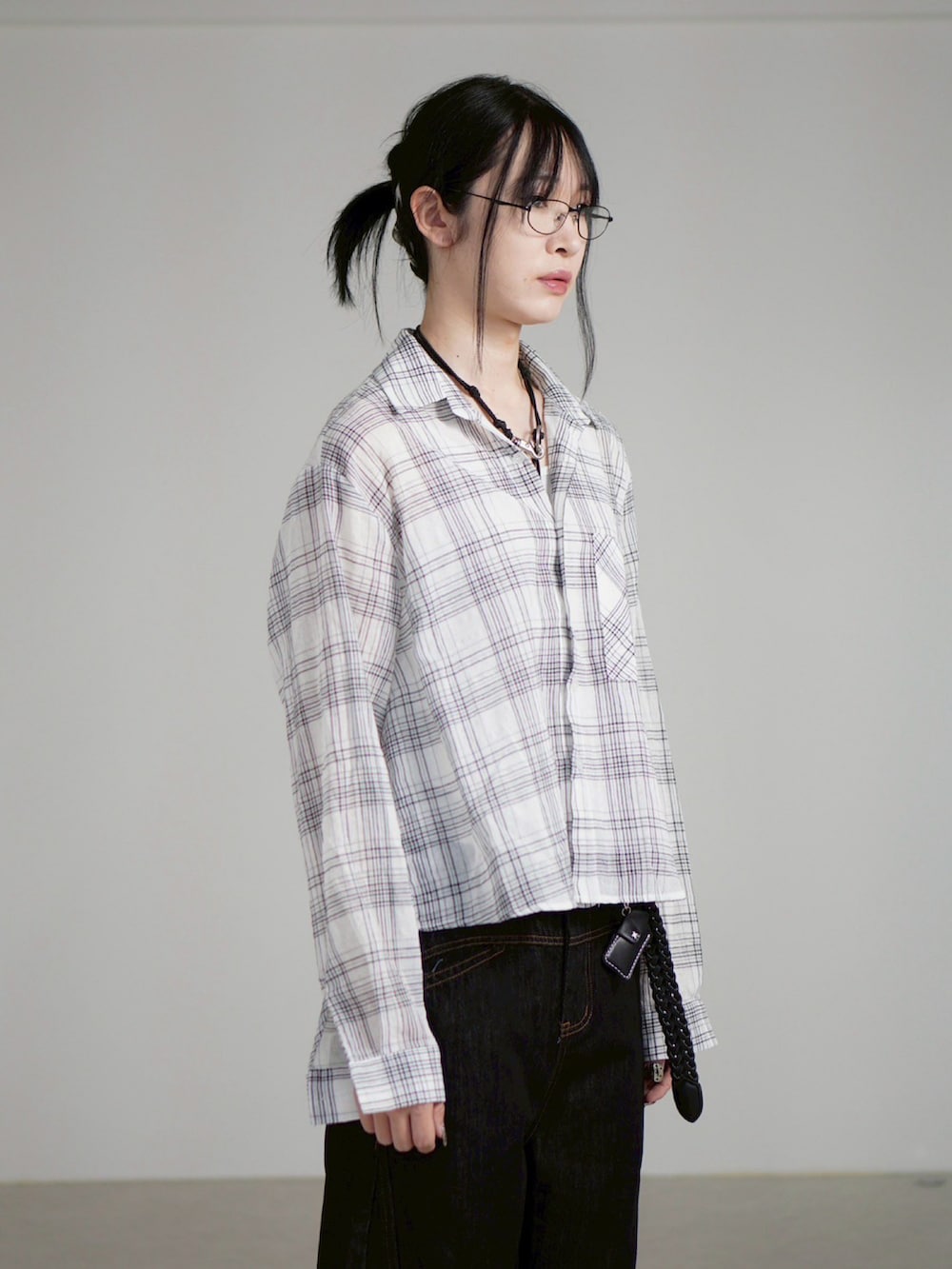 ホワイト系のシャツ/ブラウス、ブラック系のデニムパンツを着用したメンズの夏コーディネートの3枚目の写真