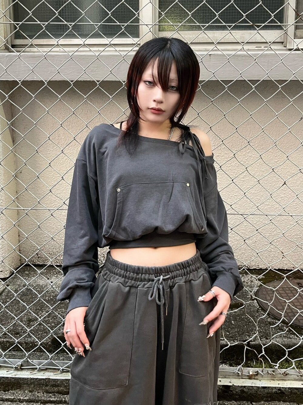 グレー系のスウェット、グレー系のスウェットパンツを着用したレディースの秋コーディネートの5枚目の写真