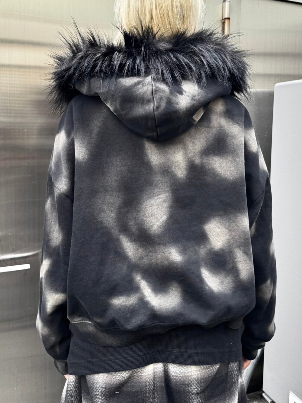 ブラック系のパーカーを着用したレディースの冬コーディネートの5枚目の写真