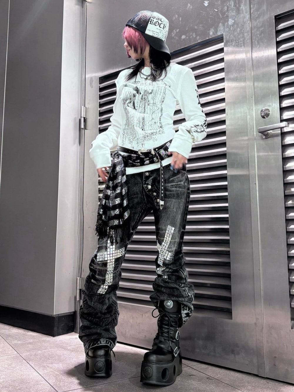 ブラック系のベルト、シルバー系のブレスレットを着用したレディースの秋コーディネートの2枚目の写真