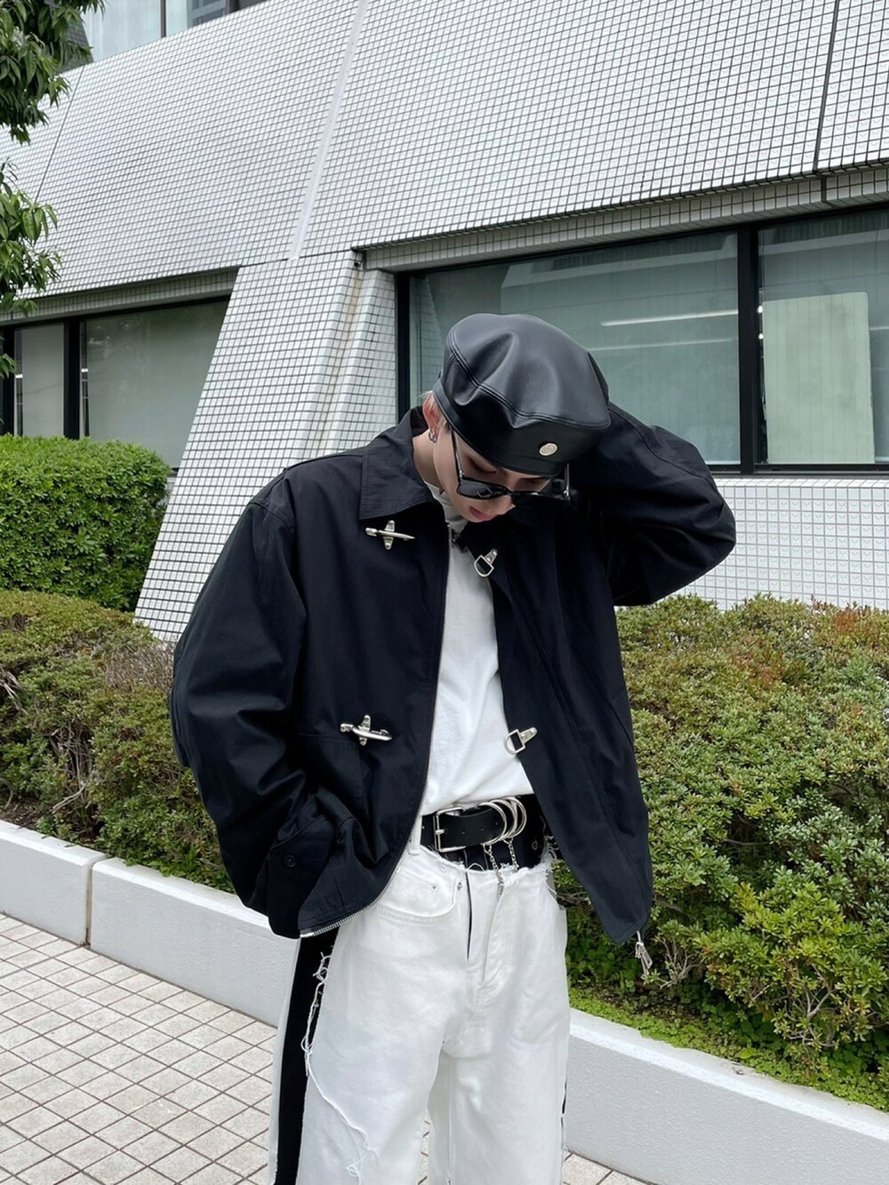 ブラック系のハンチング/ベレー帽を着用したメンズの春コーディネートの2枚目の写真