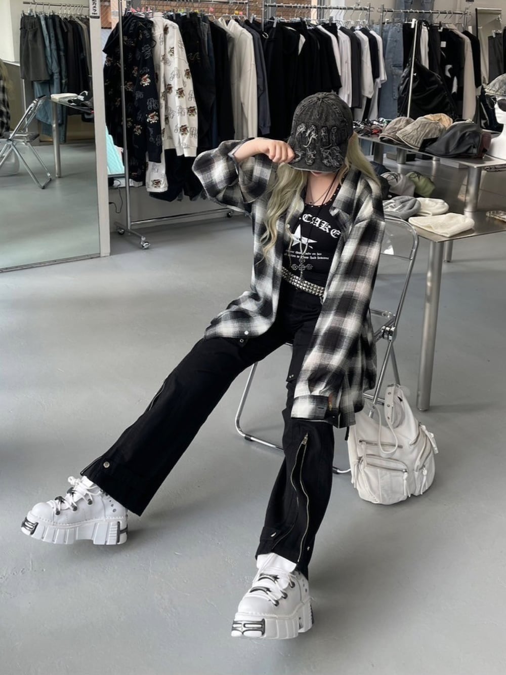 ブラック系のタンクトップ、ブラック系のシャツ/ブラウス、ホワイト系のショルダーバッグを着用したレディースの夏コーディネートの4枚目の写真