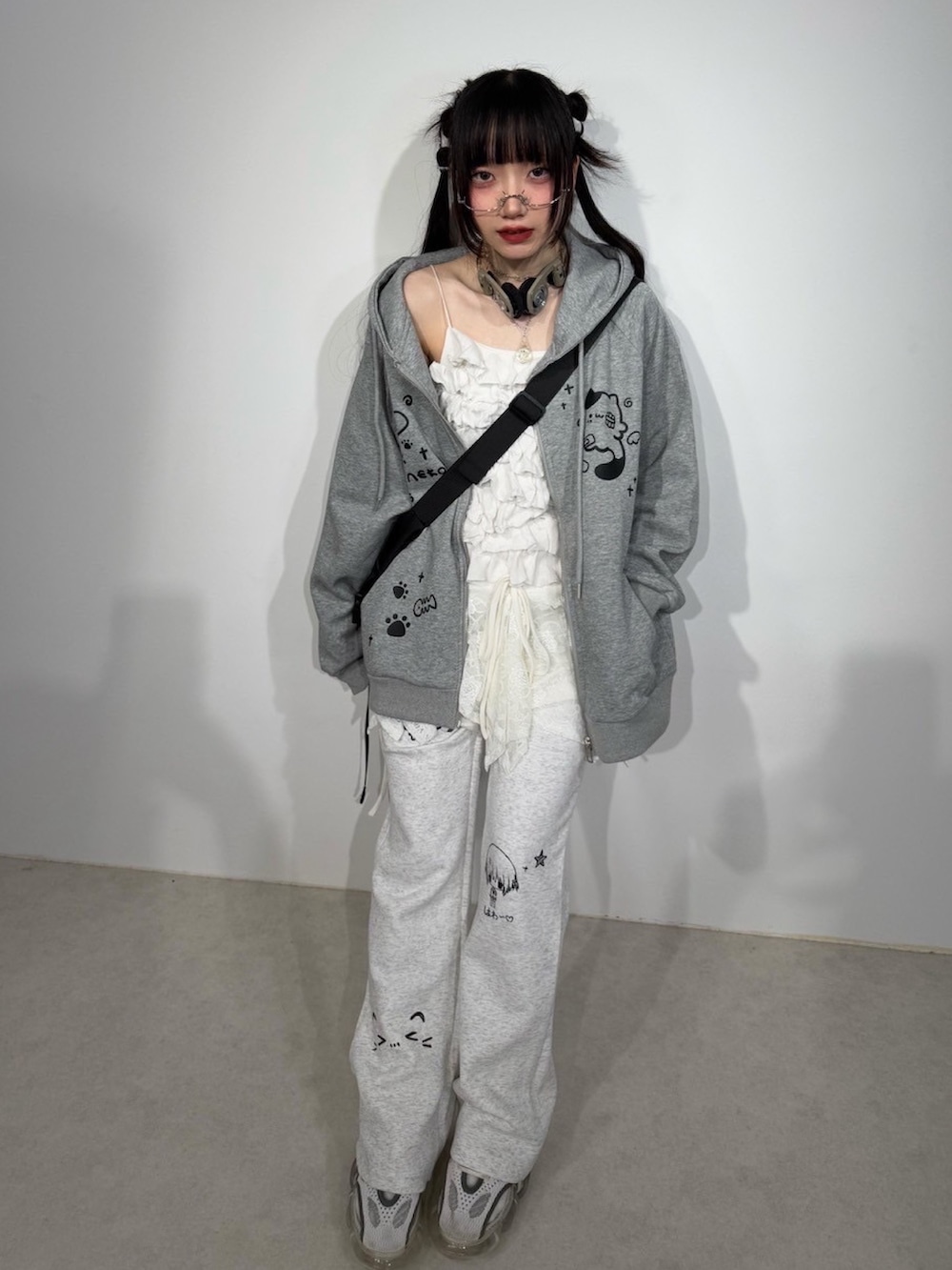 グレー系のパーカー、シルバー系のメガネを着用したレディースの秋コーディネートの5枚目の写真