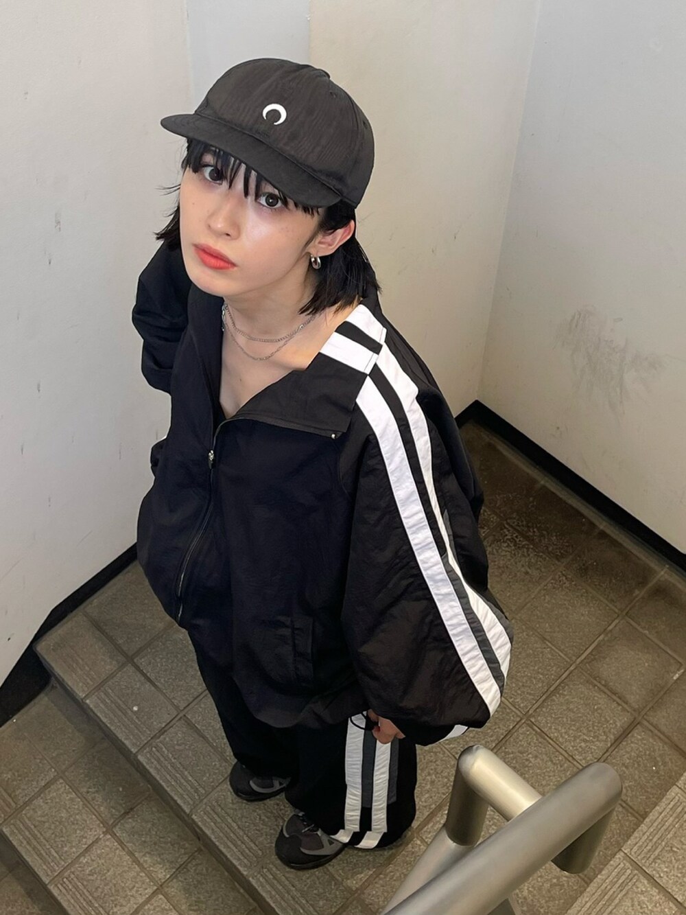 ブラック系のカーゴパンツ、ブラック系のブルゾンを着用したレディースの夏コーディネートの4枚目の写真