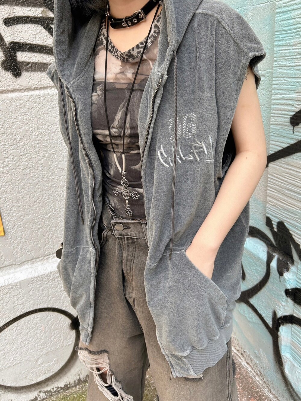 ブラック系のTシャツ/カットソー、ブラック系のパーカーを着用したレディースの春コーディネートの4枚目の写真