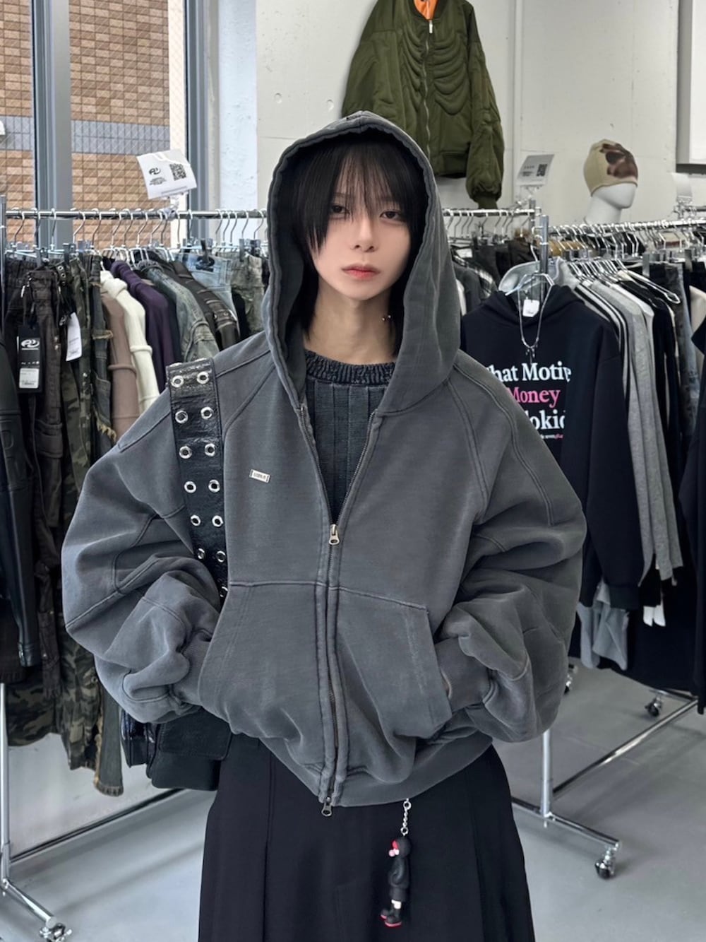 ブラック系のニット/セーター、グレー系のパーカーを着用したメンズの冬コーディネートの2枚目の写真