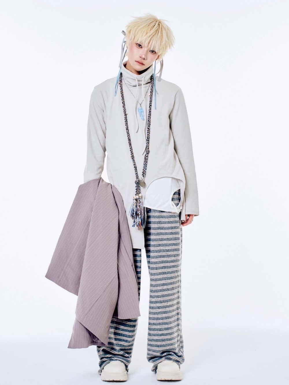 グレー系のテーラードジャケット、グレー系のスウェットパンツを着用したメンズの春コーディネートの3枚目の写真