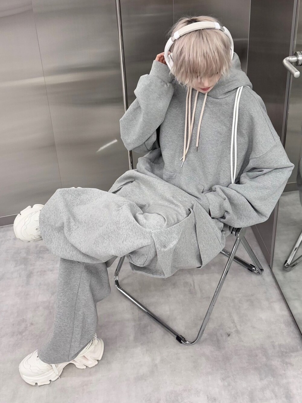 グレー系のバックパック/リュックを着用したレディースの冬コーディネートの2枚目の写真