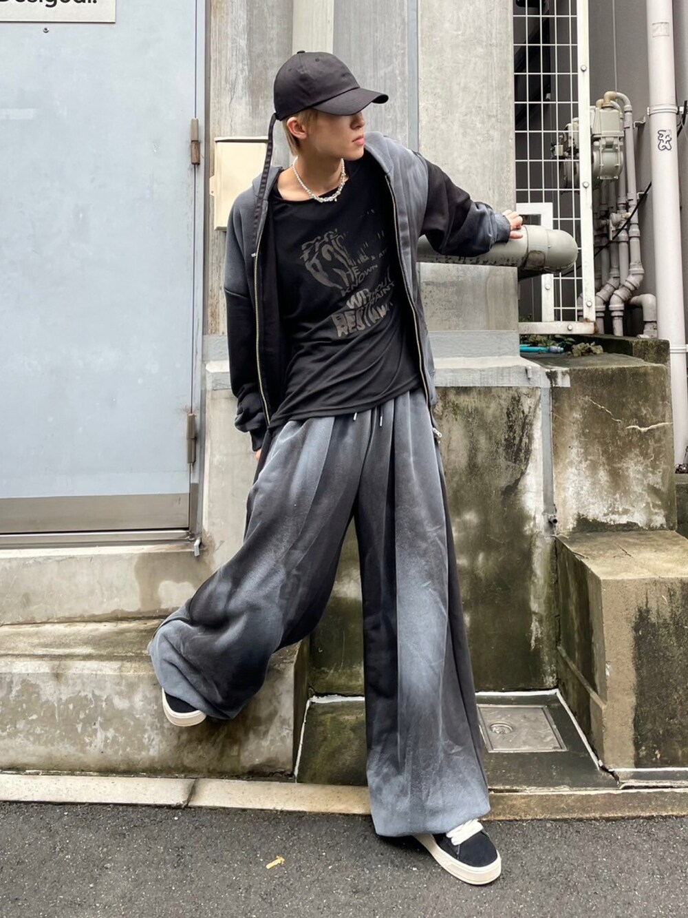 ブラック系のショルダーバッグ、ブラック系のパーカー、ブラック系のスウェットパンツを着用したメンズの秋コーディネートの3枚目の写真