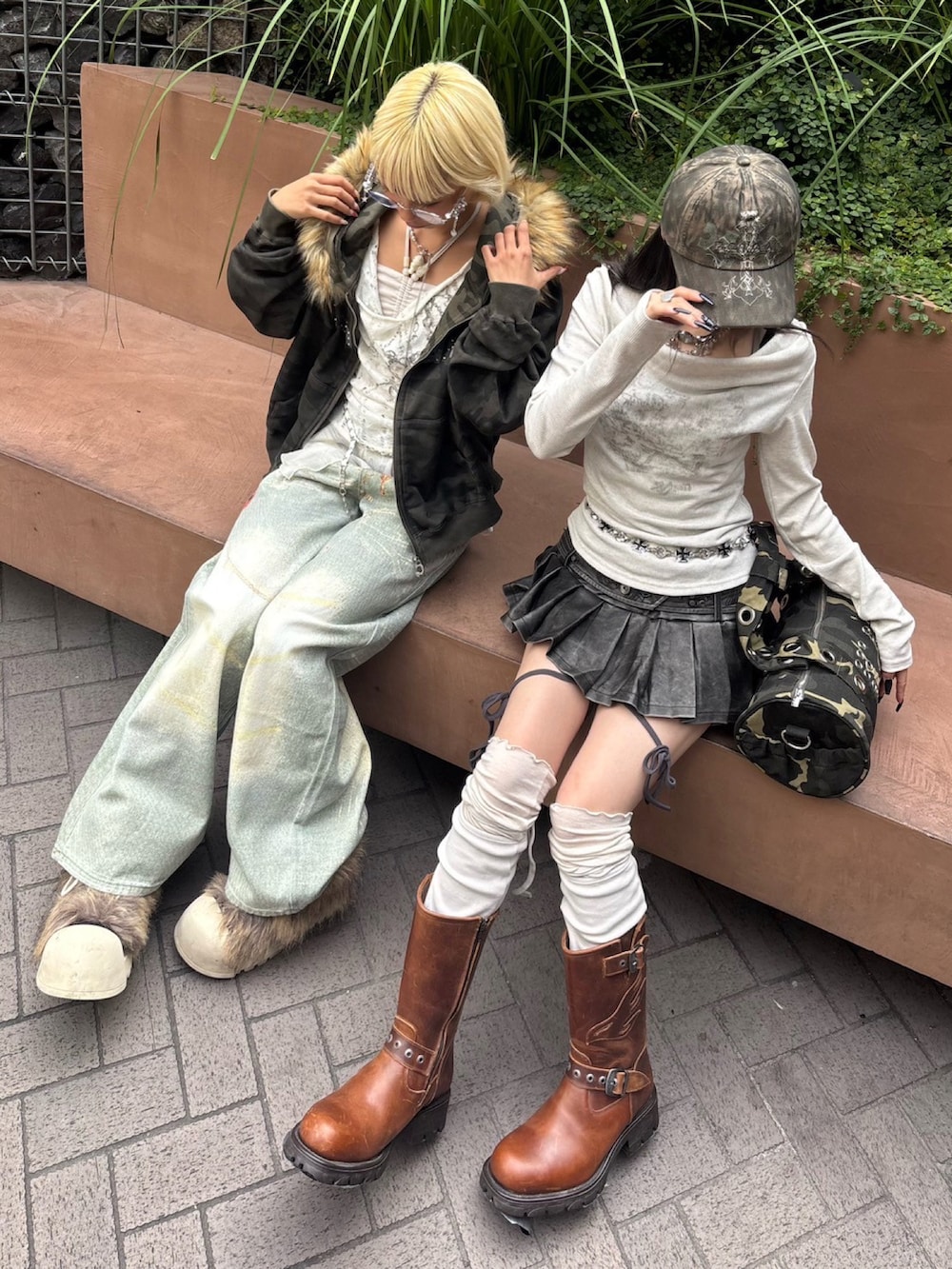 その他のパーカー、ブルー系のデニムパンツ、ベージュ系のブーツを着用したレディースの秋コーディネートの3枚目の写真