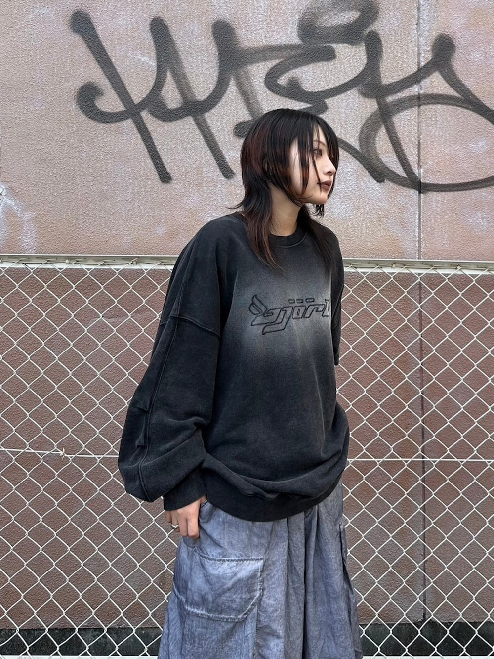 グレー系のスウェット、グレー系のカーゴパンツを着用したレディースの秋コーディネートの3枚目の写真