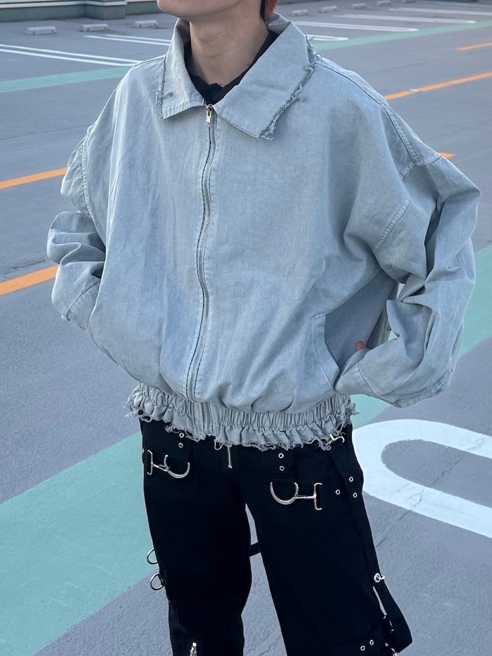 グレー系のブルゾン、ブラック系のその他パンツ、ブラック系のスニーカーを着用したメンズの春コーディネートの3枚目の写真