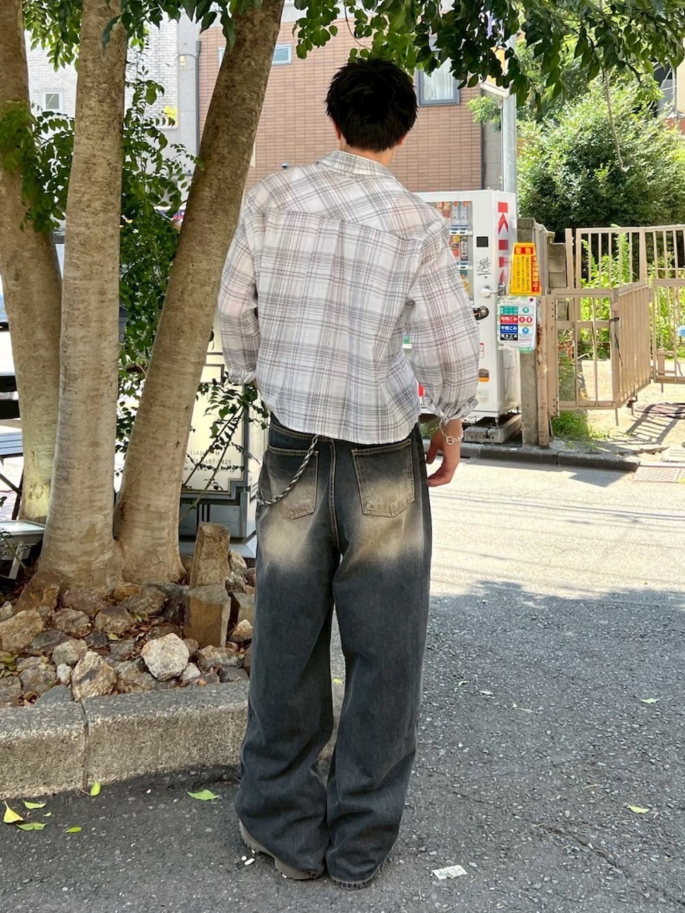 ホワイト系のシャツ/ブラウスを着用したメンズの秋コーディネートの4枚目の写真