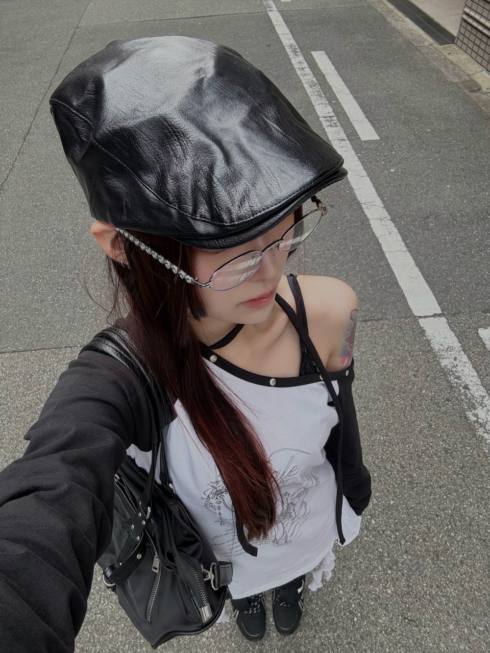 グレー系のその他パンツ、ホワイト系のTシャツ/カットソー、ブラック系のショルダーバッグを着用したレディースの夏コーディネートの3枚目の写真