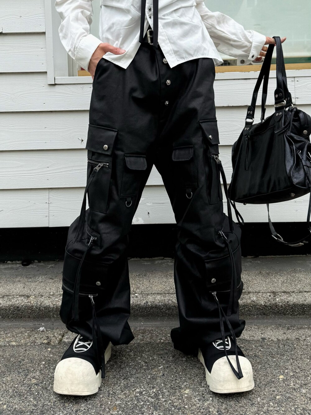 ブラック系のカーゴパンツ、ホワイト系のニットキャップ/ビーニーを着用したメンズの夏コーディネートの4枚目の写真