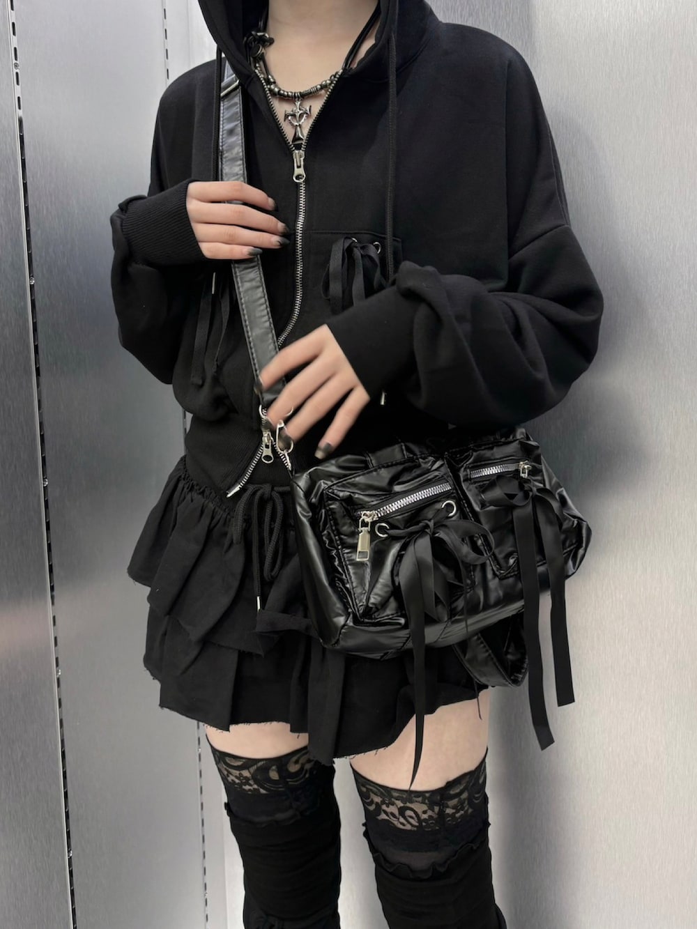 「レイヤードスタイル、パーカー、レース、フレアスカート、ミニスカート、ミニバッグ、ショルダーバッグ、ブラック、オトナ女子、シンプルスタイル、今日のコーデ、お出かけコーデ、大人かわいい、デートコーデ、韓国ファッション」｜「Never mind the XU / Chikashitsu+の韓国ファッション nmtc + エヌエムティーシープラス ribbon mini 2way bag ドラムバッグ ミニバッグ ショルダーバッグ ハンドバッグ リボンバッグ カバン 韓国ストリート ストリートファッション（ショルダーバッグ、ブラック系）」を使った、Never mind the XU / Chikashitsu+さん（レディース・165cm）の秋コーディネートの4枚目の写真