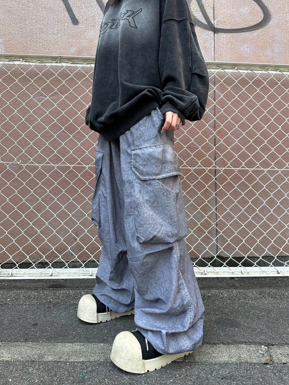 グレー系のスウェット、グレー系のカーゴパンツを着用したレディースの秋コーディネートの5枚目の写真