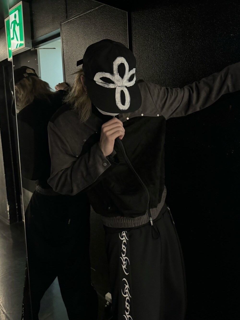 ブラック系のスウェットパンツ、ブラック系のミリタリージャケットを着用したメンズの春コーディネートの2枚目の写真