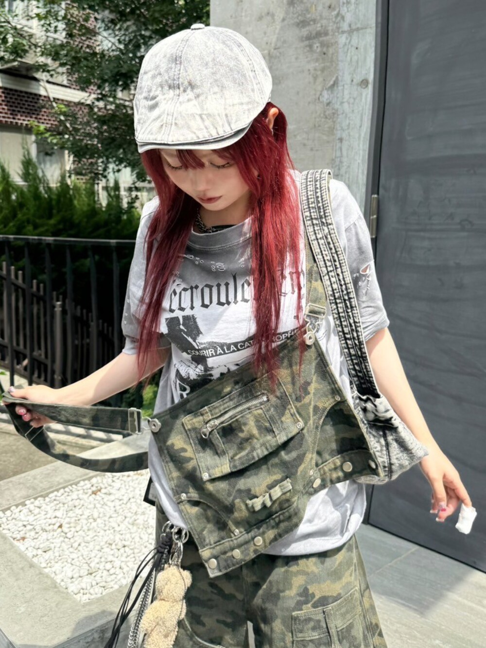 ブラック系のショルダーバッグ、グレー系のハンチング/ベレー帽を着用したレディースの夏コーディネートの3枚目の写真