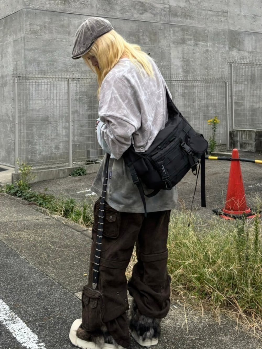 その他のカーゴパンツ、ブラック系のブーツ、グレー系のハンチング/ベレー帽を着用したレディースの秋コーディネートの2枚目の写真