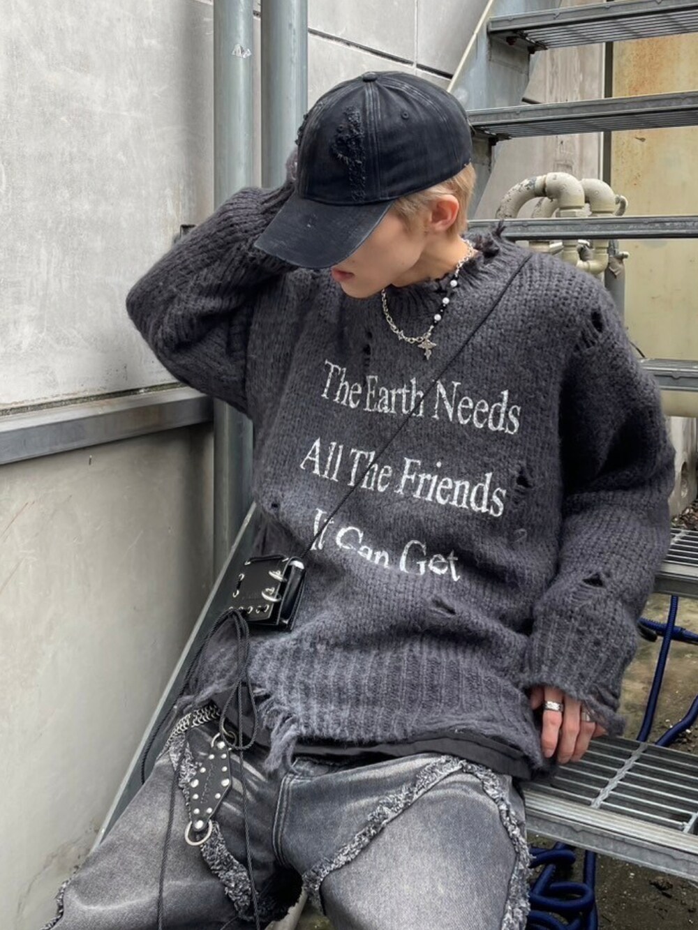 グレー系のニット/セーター、ブラック系のキャップを着用したメンズの秋コーディネートの2枚目の写真