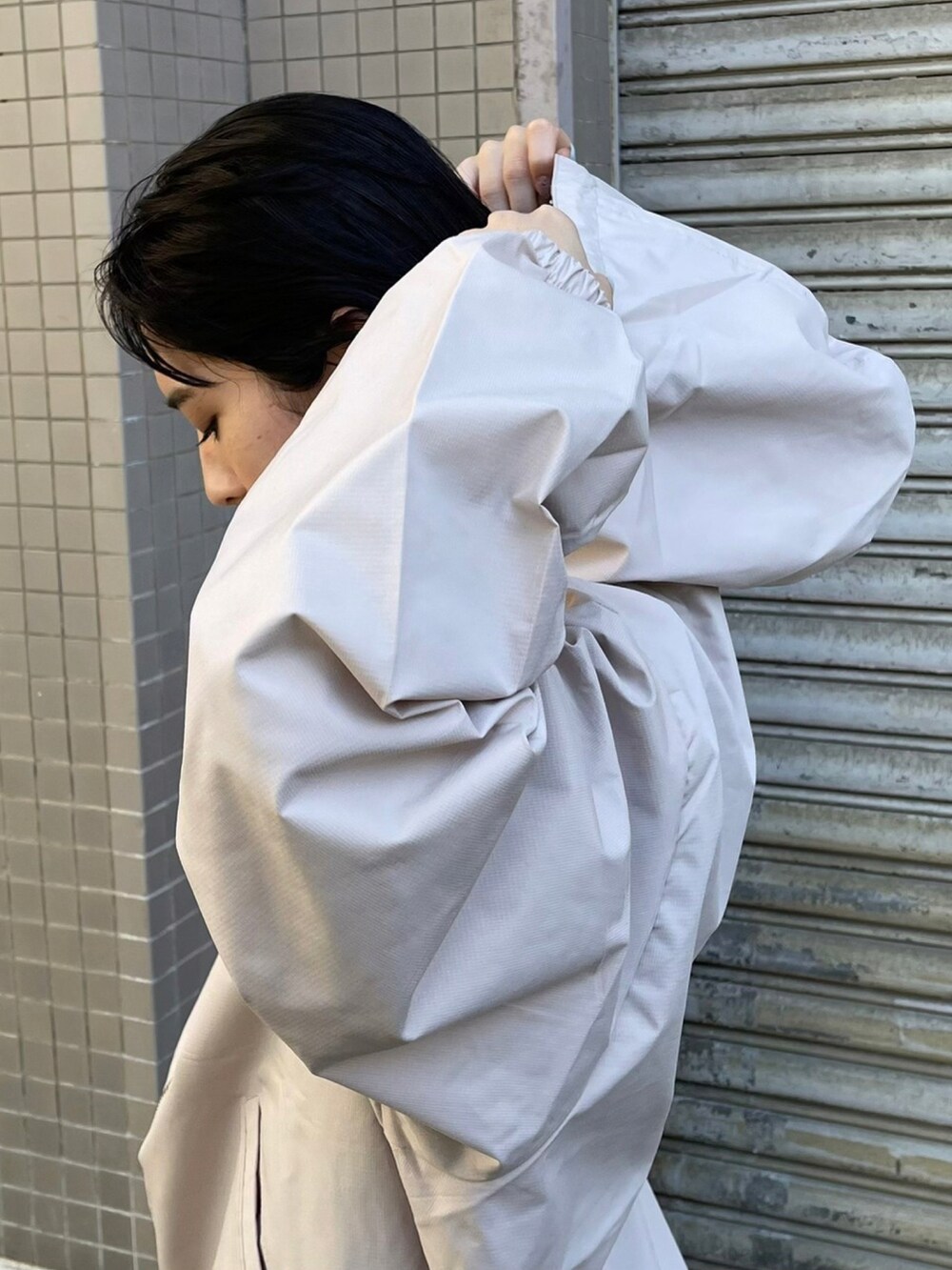 「ベージュ、秋服まるっと大公開、きれいめカジュアル、シンプルコーデ、大人コーデ、秋コーデ、ビッグシルエット、ストリート、ストリートコーデ、アウター、ナイロンジャケット、ナイロンパーカー、カジュアルコーデ、韓国ファッション」｜「Chikashitsu +のストリートファッション Chikashitsu + チカシツプラス unisex cropped hooded blouson ユニセックス クロップド フーディー ブルゾン ウィンドブレーカー ストリング ジャケット ジップジャケット 韓国風ファッション（ブルゾン、ベージュ系）」を使った、Never mind the XU / Chikashitsu+さん（レディース・159cm）の秋コーディネートの5枚目の写真