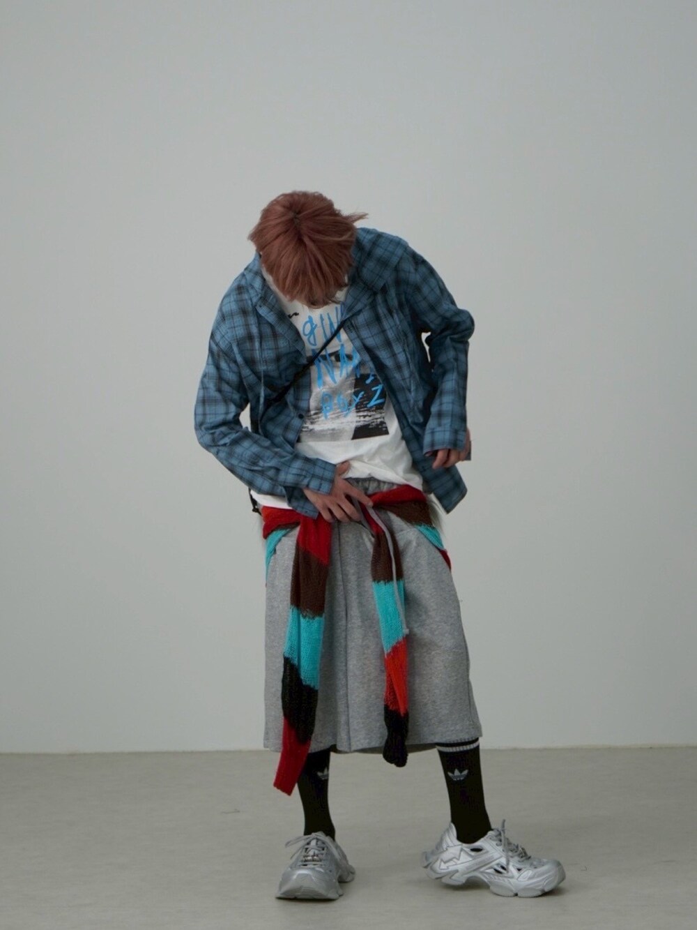 グレー系のショルダーバッグ、シルバー系のサンダル、グレー系のスウェットパンツを着用したメンズの夏コーディネートの2枚目の写真