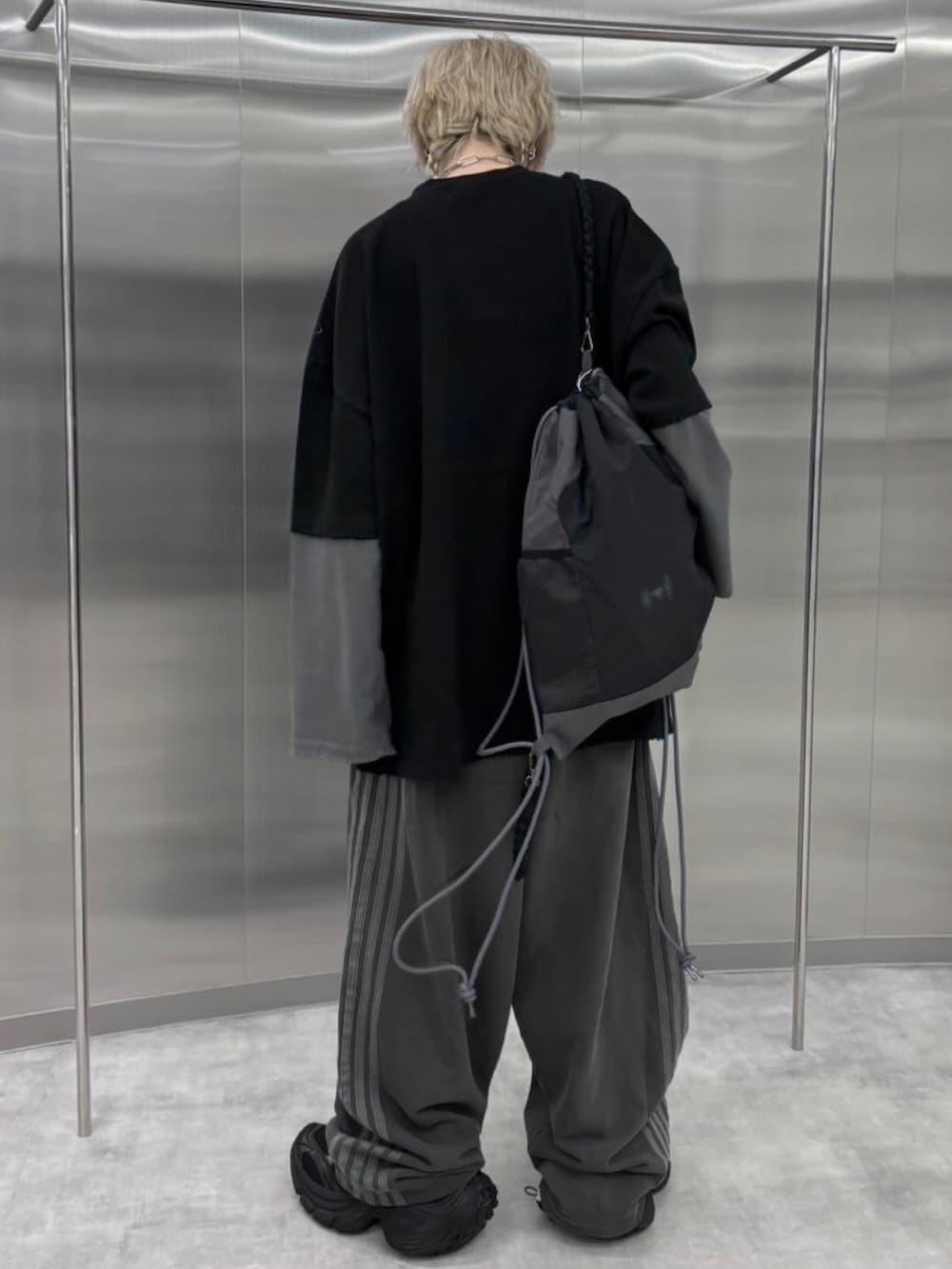 ブラック系のTシャツ/カットソーを着用したレディースの秋コーディネートの4枚目の写真