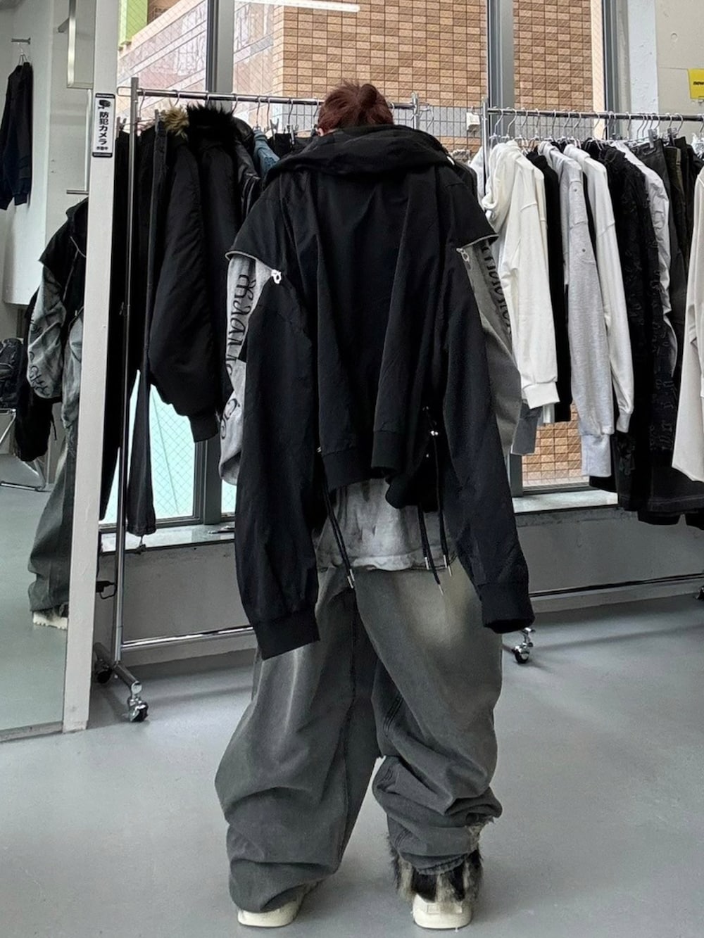 「グレー、ロンT、デニム、デニムパンツ、ダメージデニムパンツ、スニーカー、スニーカーコーデ、ファー、サングラス、マウンテンパーカー、ブルゾン、韓国ファッション、メンズファッション、メンズライク、低身長」｜「FREE WORLD ORDERのストリートファッション FREE WORLD ORDER フリーワールドオーダー F.V.V.O エフブイブイオー×XU エックスユーコラボ XU EXCLUSIVE THICK SOLED BOOTS 厚底シューズ 厚底ファーブーツ ハイカットブーツ ハイカットスニーカー シューズ 靴（ブーツ、ブラック系）」を使った、Never mind the XU / Chikashitsu+さん（レディース・150cm）の秋コーディネートの3枚目の写真