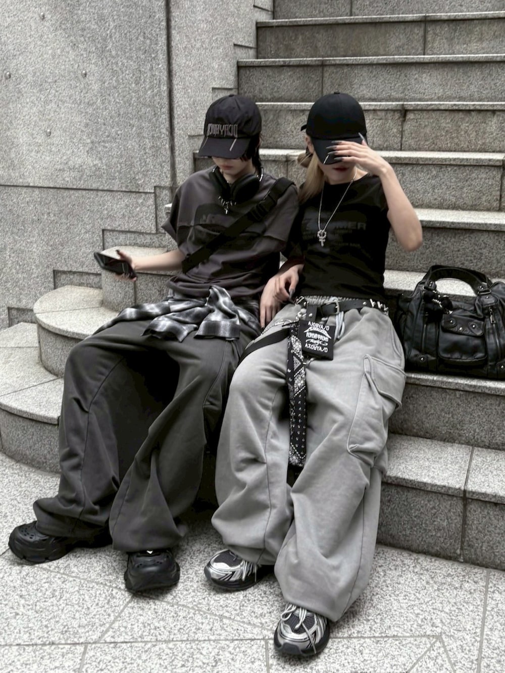 グレー系のスウェットパンツ、グレー系のスウェットパンツを着用したレディースの春コーディネートの3枚目の写真