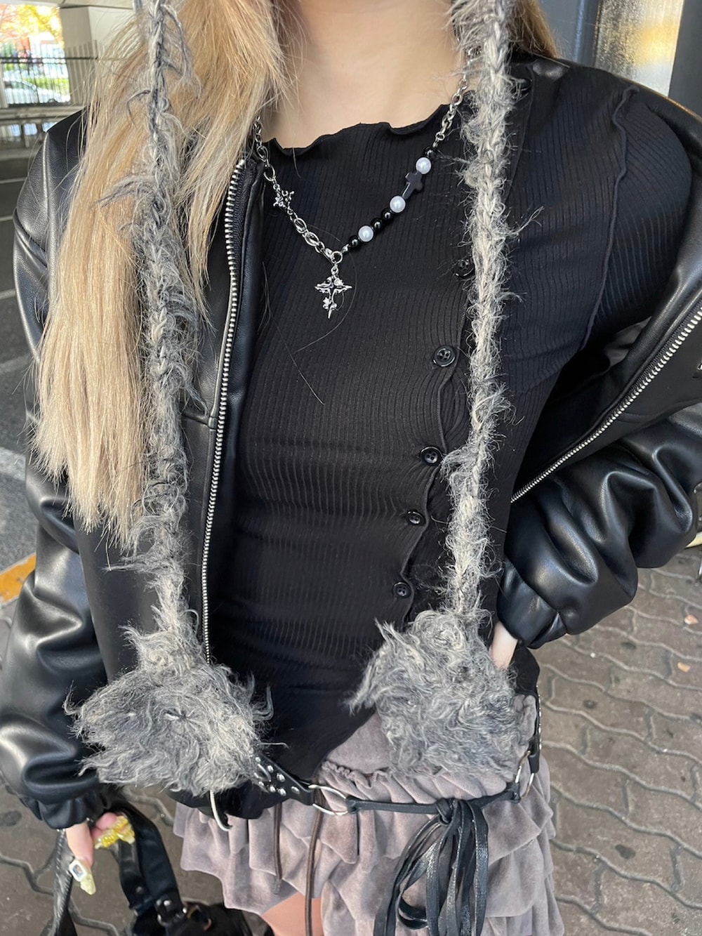 ブラック系のブルゾン、ブラック系のカーディガン/ボレロ、ブラック系のハンドバッグを着用したレディースの冬コーディネートの4枚目の写真