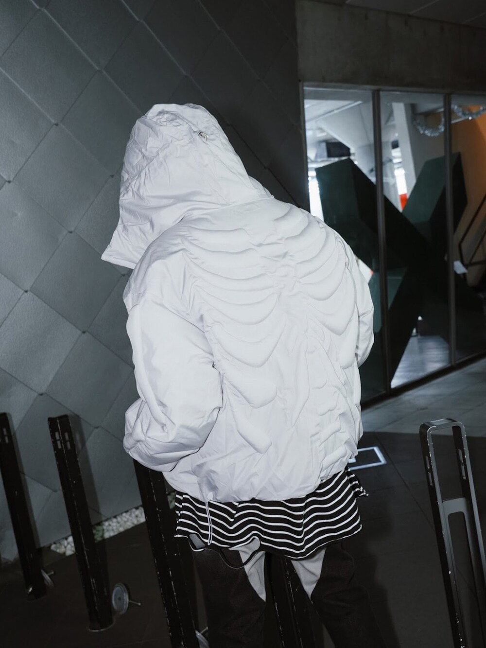 ホワイト系のTシャツ/カットソー、ブラック系のデニムパンツを着用したメンズの冬コーディネートの2枚目の写真