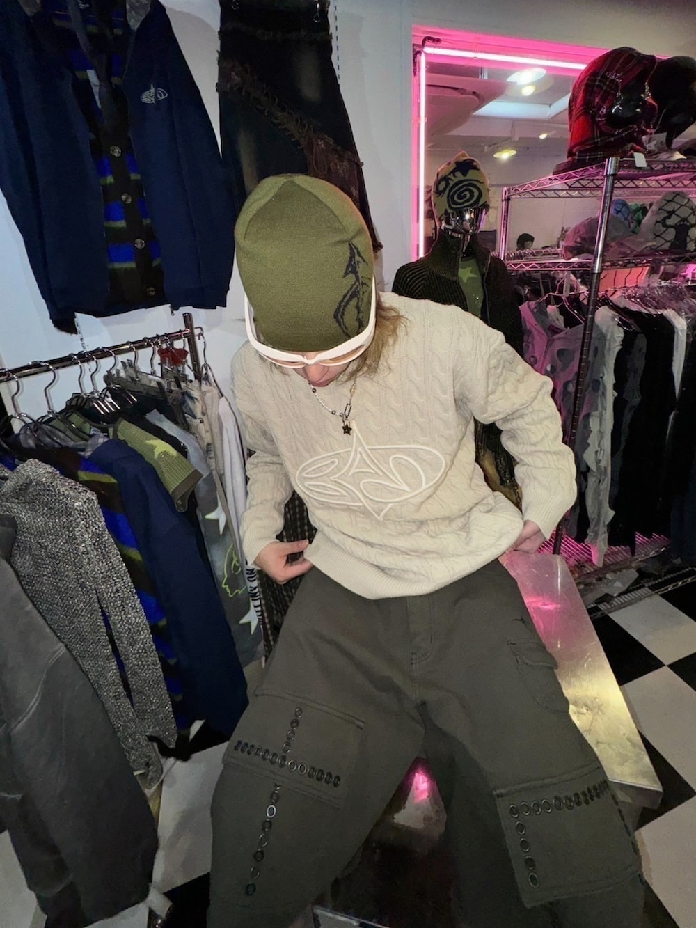 ホワイト系のニット/セーター、グリーン系のデニムパンツを着用したメンズの春コーディネートの2枚目の写真