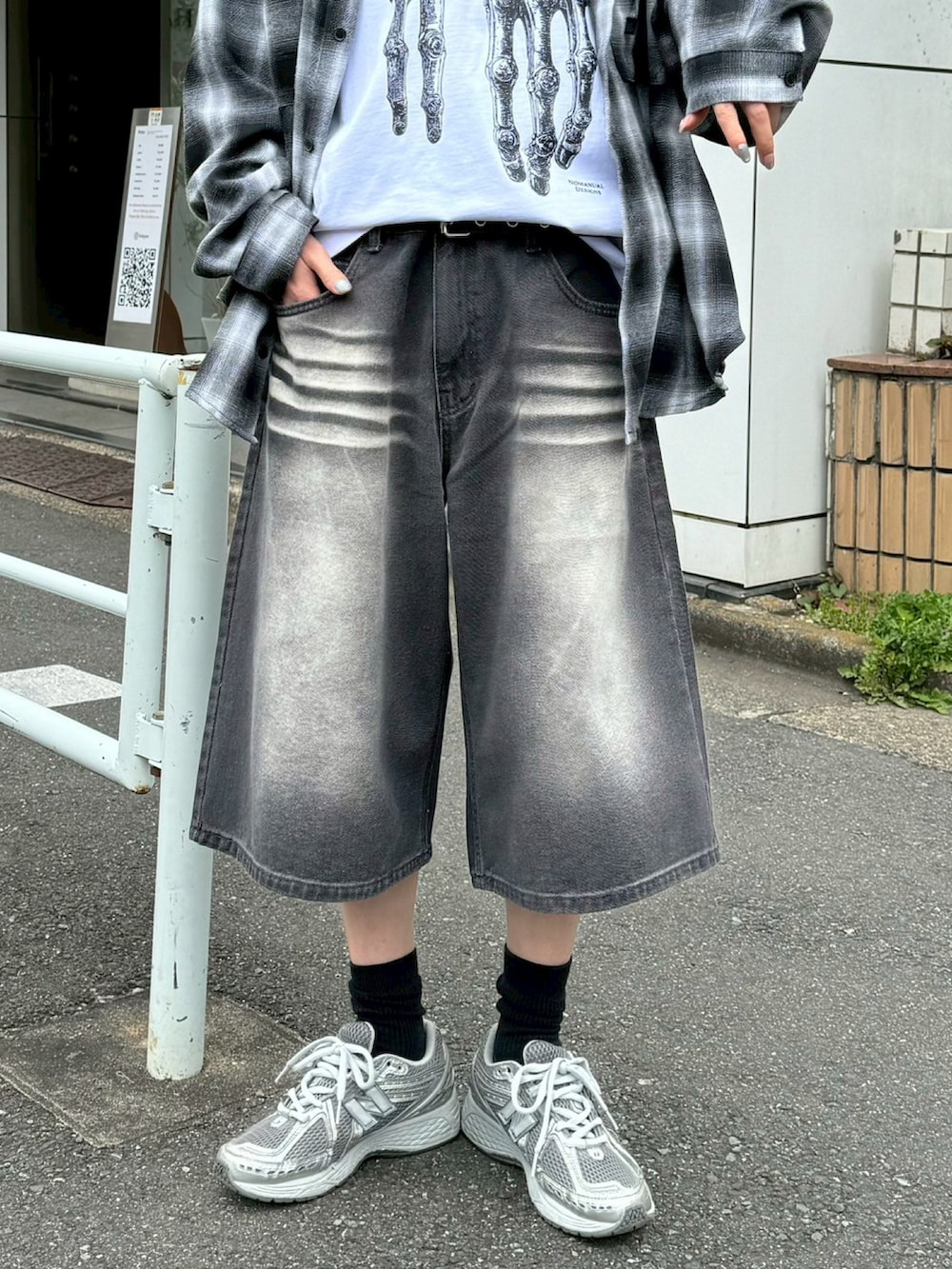 「低身長、低身長コーデ、スニーカー、スニーカーコーデ、シャツスタイル、シャツ、チェック、チェックシャツ、キャップ、白Tシャツ、オーバーサイズ、春服コーデ、ストリートコーデ、outfit、モノトーンコーデ」｜「Chikashitsu +の【Chikashitsu +】tartan check hooded shirt（シャツ/ブラウス、ブラック系）」を使った、Never mind the XU / Chikashitsu+さん（骨格ナチュラル・メンズ・170cm）の春コーディネートの5枚目の写真
