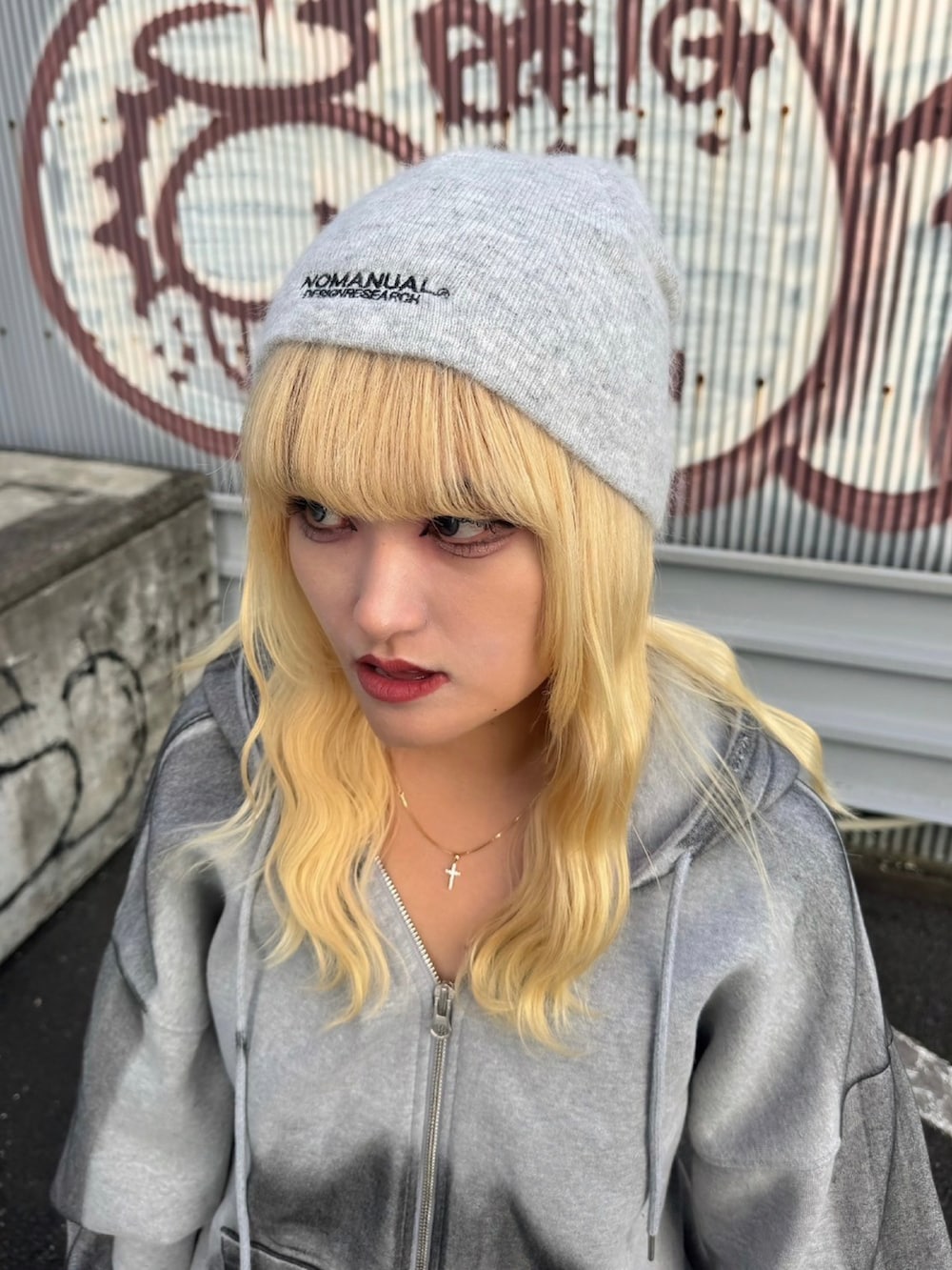 ブラック系のブーツ、グレー系のパーカー、グレー系のニットキャップ/ビーニーを着用したレディースの秋コーディネートの3枚目の写真