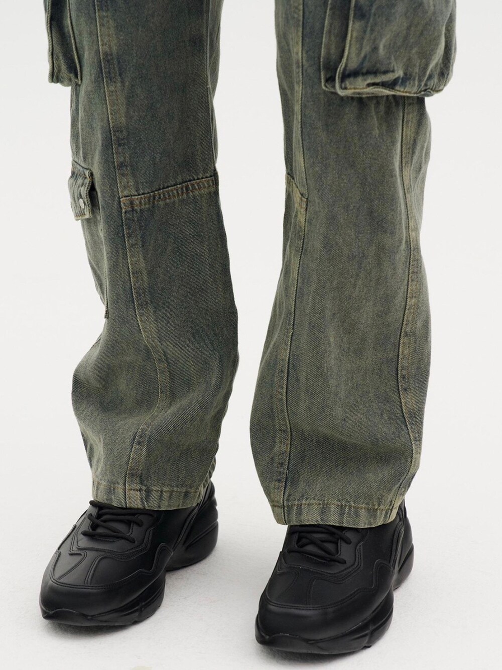 ブルー系のデニムパンツ、ブラック系のスニーカー、ブラック系のショルダーバッグを着用したメンズの秋コーディネートの4枚目の写真