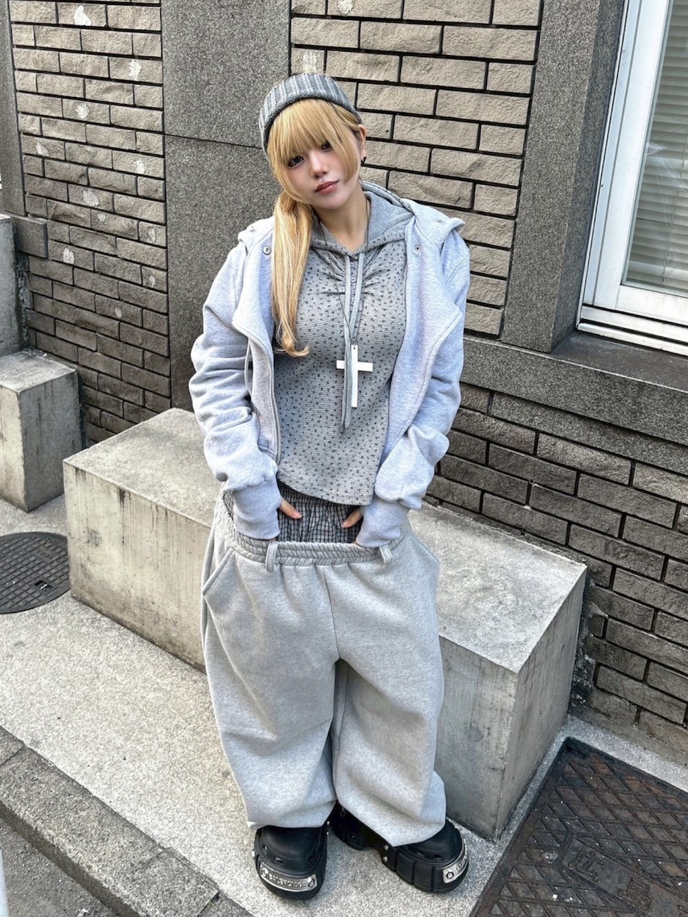 グレー系のスウェットパンツ、グレー系のパーカー、グレー系のヘアバンドを着用したレディースの春コーディネートの2枚目の写真