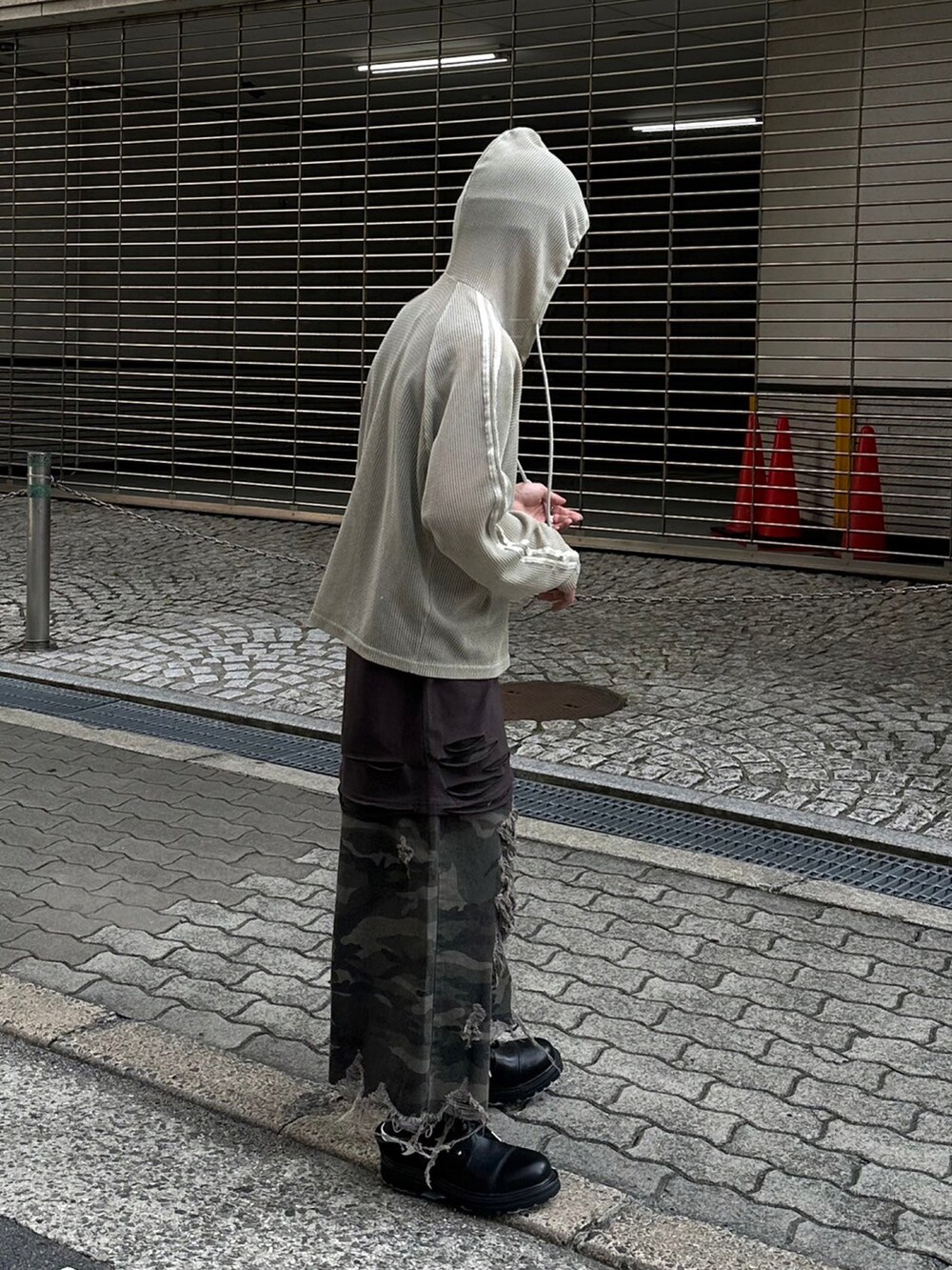 ベージュ系のパーカーを着用したメンズの秋コーディネートの2枚目の写真