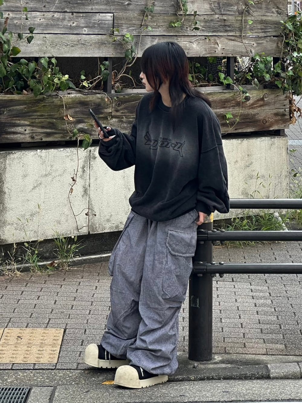 グレー系のスウェット、グレー系のカーゴパンツを着用したレディースの秋コーディネートの2枚目の写真