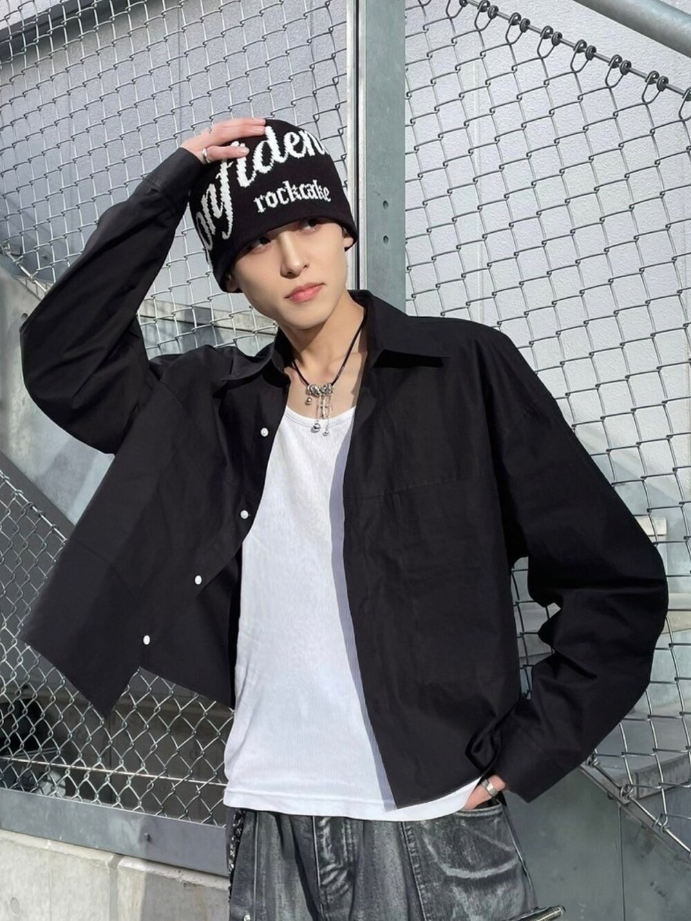 ブラック系のシャツ/ブラウス、ブラック系のデニムパンツ、ブラック系のニットキャップ/ビーニーを着用したメンズの春コーディネートの5枚目の写真