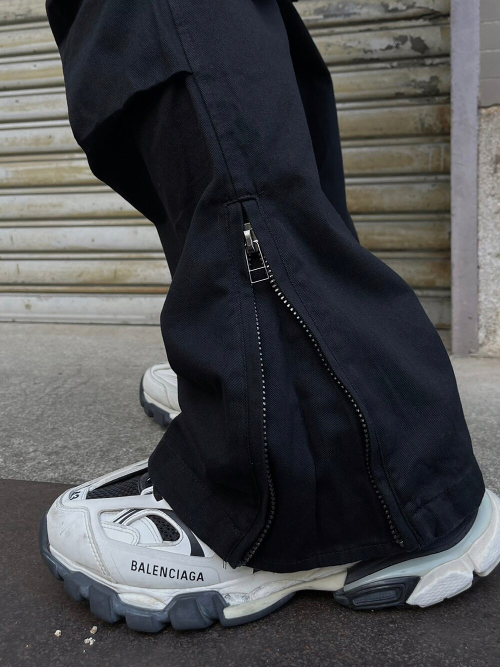 ブラック系のTシャツ/カットソー、ブラック系のデニムパンツを着用したメンズの夏コーディネートの4枚目の写真