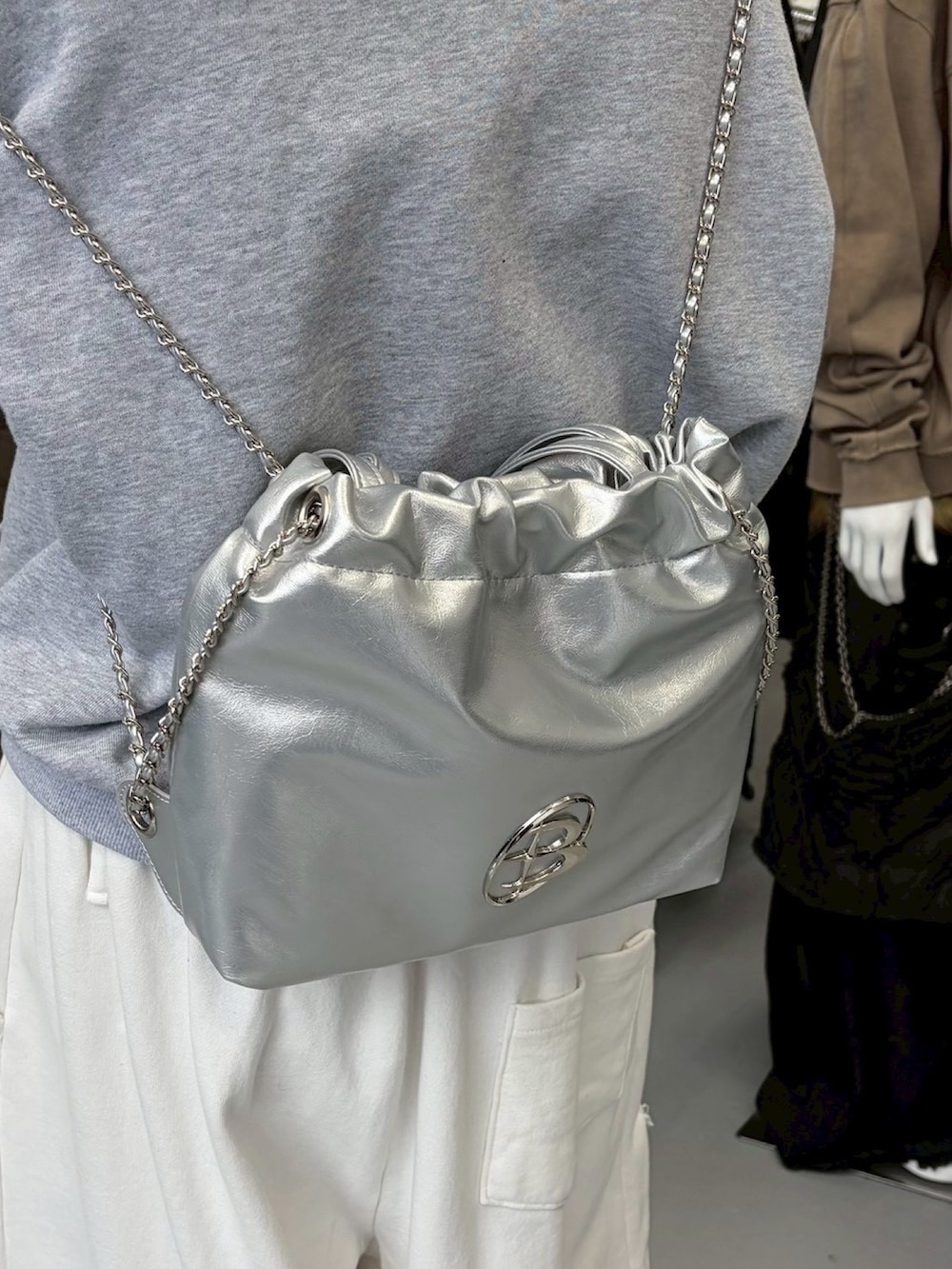 グレー系のパーカーを着用したレディースの春コーディネートの3枚目の写真